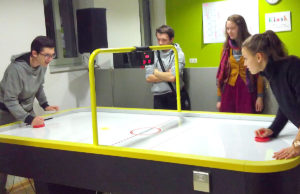 Mitglieder des Jugendparlaments beim Air-Hockey im städtischen Jugendheim. Stadt Jülich /Foto: Sevdije Haxha