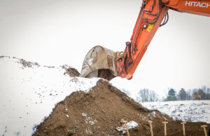 Mit Bagger und Schaufel wurde der offizielle Spatenstich am Ginsterweg vollzogen. Foto: Hacky