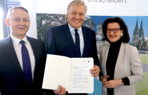 Regierungspräsidentin Gisela Walsken überreichte Landrat Wolfgang Spelthahn in Köln den Bewilligungsbescheid des Landes NRW über 5,76 Millionen Euro Fördermittel für den Ausbau des Breitbandnetzes im Kreis Düren. Im Bild links: Andrej Lang, Breitbandkoordinator des Kreises Düren. Foto: Bezirksregierung Köln