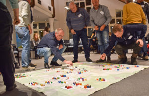 Planspiel Demografie: Auf Einladung des Kreises Düren erlebten rund drei Dutzend Nideggener, wie sich die Bevölkerung ihrer Stadt bis 2050 verändern wird und zogen daraus erste Schlüsse. Foto: Kreis Düren