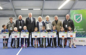 Nach dem Einmarsch der Nationen: Schirmherr Landrat Wolfgang Spelthahn (hintere Reihe, 3.v.l.) mit Organisatoren, Offiziellen, Gästen und den "Einlaufkindern" der Kita "Kreismäuse". Foto: Kreis Düren