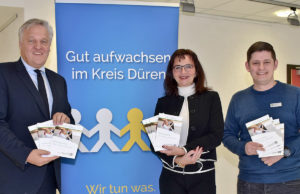 Landrat Wolfgang Spelthahn, Elke Ricken-Melchert, Leiterin des Amtes für Demografie, Kinder, Jugend, Familie und Senioren, und Thomas Mohr (r.) stellen die Broschüre "Ferien-Info 2019" vor. Foto: Kreis Düren