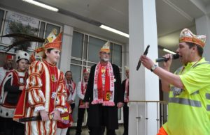 Kindprinz Jan Schlader übernimmt den Rathausschlüssel von Bürgermeister Axel Fuchs. Fotos: Stadt Jülich