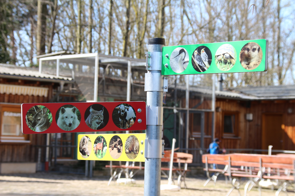 Zeigen wo es langgeht: Die Schilder im Brückenkopf-Zoo. Foto: Dorothée Schenk