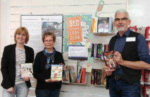 von links gesehen : Birgit Kasberg (Leitung Stadtbücherei Jülich); Elisabeth Vietzke (Vorsitzende Förderverein Stadtbücherei Jülich e.V.); Jürgen Schmitte (Buchhandlung Thalia). Foto: privat