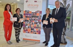 Landrat Wolfgang Spelthahn (r.), Amtsleiterin Elke Ricken-Melchert, Monika Sandjon und Sozialpädagogin Anja Kaldenbach (v.l.) freuen sich, dass das erfolgreiche Patenprojekt im Kreis Düren fortgesetzt werden kann. Nun werden weitere Paten gesucht. Foto: Kreis Düren