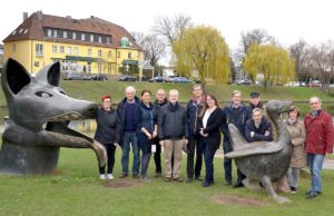 Das Gästeführerteam um Amtsleiterin Julia Huneke vom Stadtmarketing (Mitte) und Mitarbeiterin Gisa Stein (links) freuen sich über die gute Kooperation und Kreativität der engagierten Gästeführer. Foto: Stadt Jülich