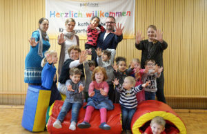 Kleine und große Hände der Kindertagesstätte St. Marien waren im Einsatz für den Verein "Kleine Hände", der sich in Jülich um Kinder und Familien in Not kümmert. Foto: Förderverein St. Marien