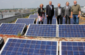 Landrat Wolfgang Spelthahn (2. v. l.) stellte mit Kreis-Wirtschaftsförderin Anette Winkler, Karl Schavier (CDU), Sparkassen-Chef Uwe Willner und Bruno Voß (Grüne) das "1000 Dächer-Programm" des Kreises Düren vor (von links). Foto: Kreis Düren