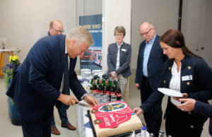 Landrat Wolfgang Spelthahn schnitt zur Eröffnung der Mehrzweckhalle als Verwaltungsratsvorsitzender der RDKD eine Torte an. Foto: Kreis Düren