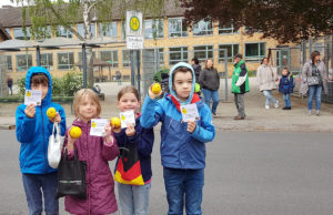 Zitronen-Aktion am großen Schulhof Promenadenschule. Stadt Jülich / E. Fasel-Rüdebusch