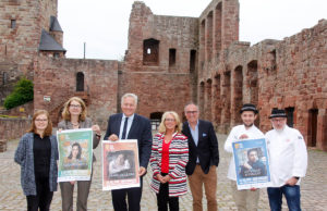 Schirmherr Landrat Wolfgang Spelthahn (3. v. l.) präsentierte mit weiteren Offiziellen und Sponsoren das Programm für die "Bühne unter Sternen" auf Burg Nideggen. Foto: Kreis Düren